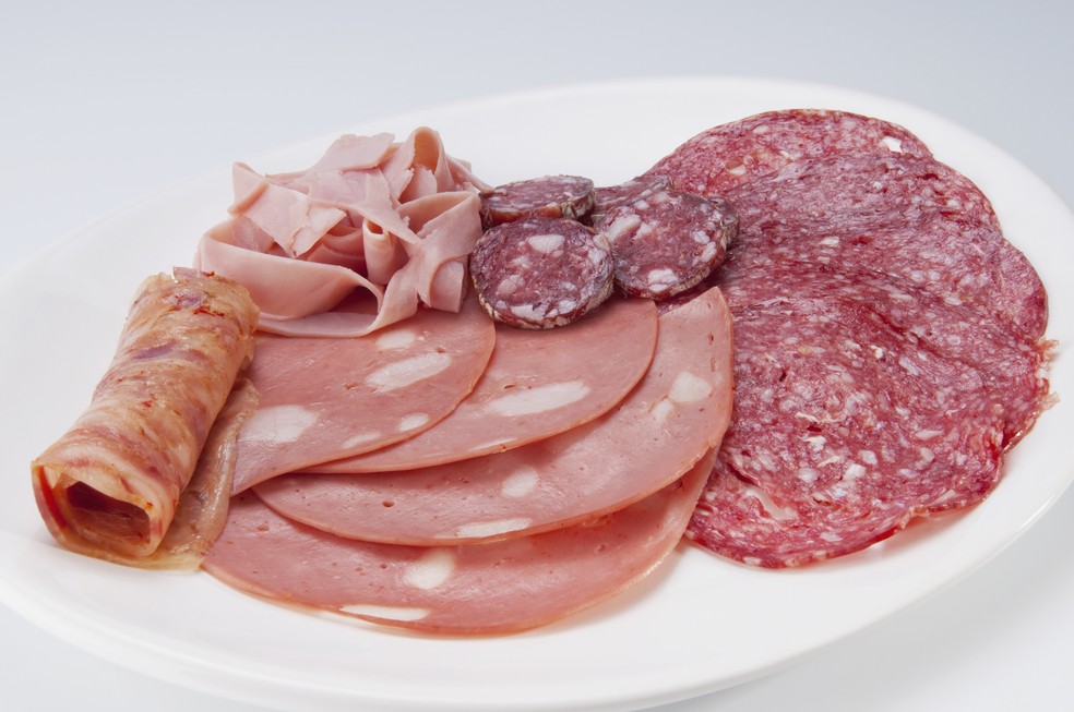 Embutidos possuem maior quantidade de gordura, sódio e menor teor de fibras do que alimentos in natura  (Foto: Getty Images)