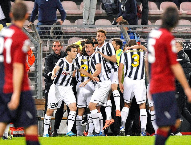 Vucinic comemora gol do Juventus contra o Cagliari (Foto: Reuters)