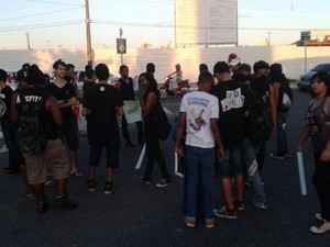 Cerca de 40 pessoas participam da manifestação (Foto: Gilcilene Araújo/G1)