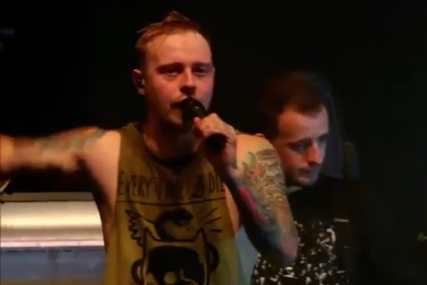 O vocalista do The Architects, Sam Carter, denunciando um assédio no show da banda (Foto: Twitter)