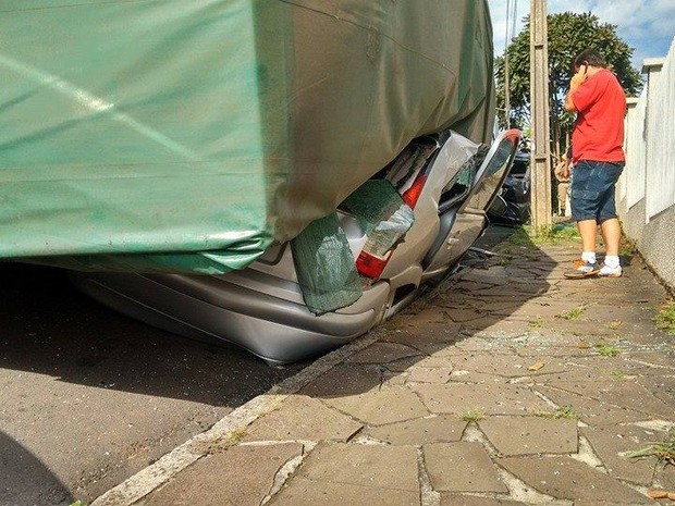 C3 foi totalmente esmagado pelo caminho tombado em Concrdia (Foto: Sandro Devens/Atual FM)