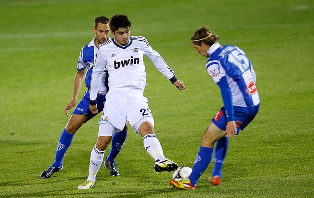 Alvaro Morata do Real madrid e Javier Lara Grande (Foto: AFP)