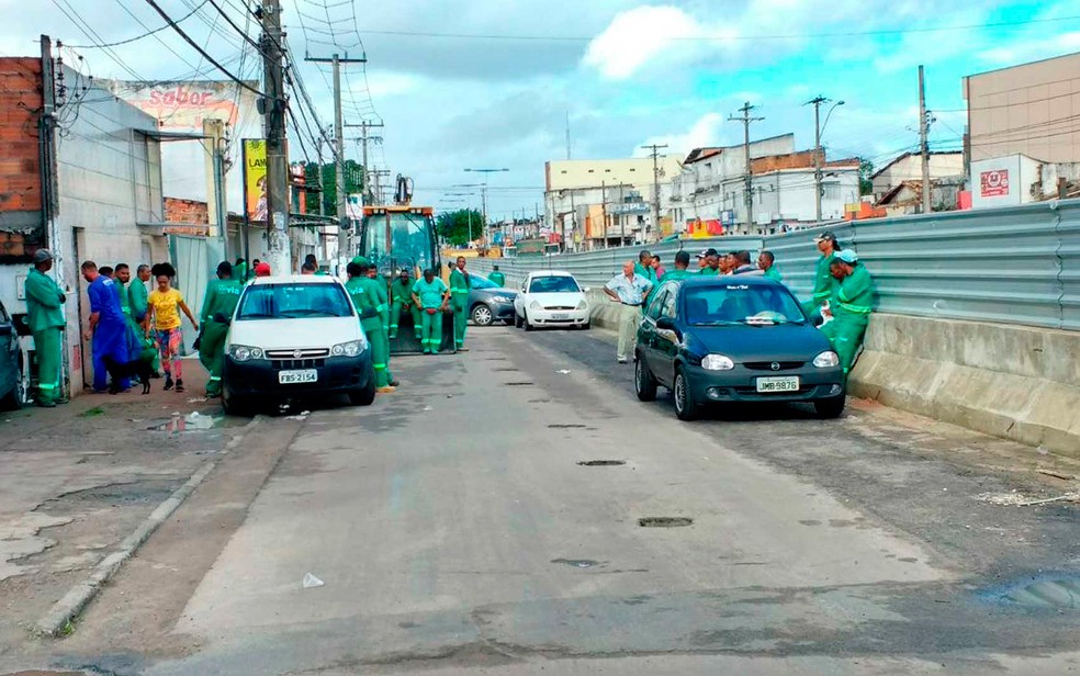 Operários foram assaltados na manhã desta quarta-feira (21), em Feira de Santana (Foto: Paulo José/ Acorda Cidade)
