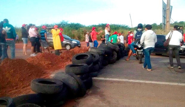Na BR-406, em João Câmara, manifestantes fizeram uma barricada com terra e pneus para obstruir a passagem de veículos (Foto: Joabe Thales/G1)