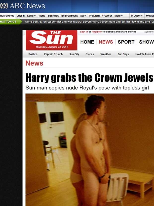 Foto publicada no 'The Sun' mostra funcionário do jornal encenando imagem vazada de Harry nu. Ela foi posteriormente retirada do site do jornal (Foto: Reprodução)