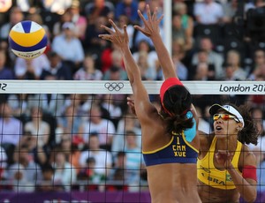 Juliana e Larissa vôlei de praia Olimpíadas 2012 (Foto: AP)