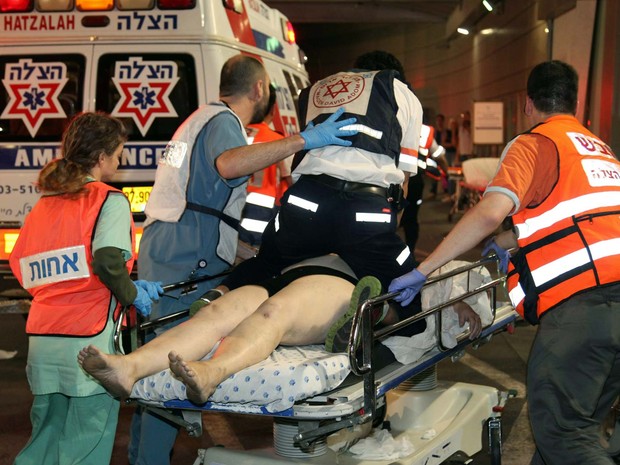 Equipe de emergência atende vítima de tiroteio nesta quarta-feira (8) em Tel Aviv (Foto: GIDEON MARKOWICZ / AFP) Equipe de emergência atende vítima de tiroteio nesta quarta-feira (8) em Tel Aviv (Foto: GIDEON MARKOWICZ / AFP)