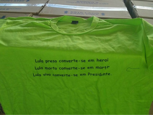 Manifestantes vendem camisa com dizeres defendendo Luca a R$ 20  (Foto: Mateus Rodrigues/G1)