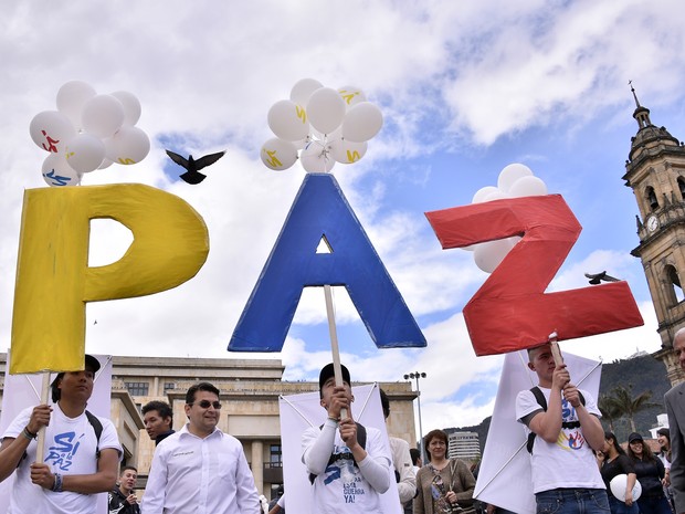 Defensores do acordo de paz na Colômbia se reúnem nesta segunda-feira (26) na praça Bolivar, em Bogotá, para celebrar a assinatura do acordo (Foto: GUILLERMO LEGARIA / AFP)