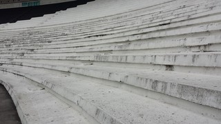 Cimento de quase 90 anos: arquibancadas feitas para público ver o jogo de pé (Foto: Raphael Zarko)