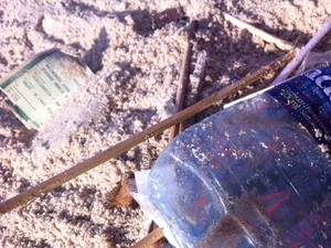 Documento de identidade é encontrado na areia de Copacabana (Foto: Darlan Alvarenga/G1)