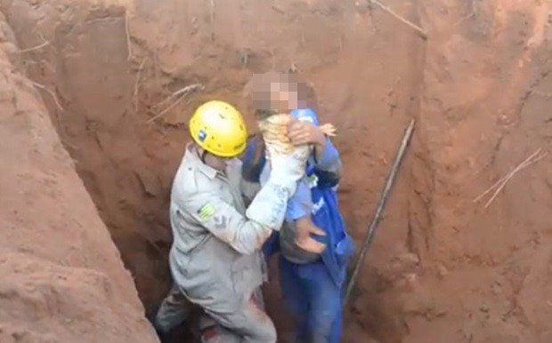Bebê foi resgatado com escoriações após cair em buraco (Foto: Divulgação/Corpo de Bombeiros)