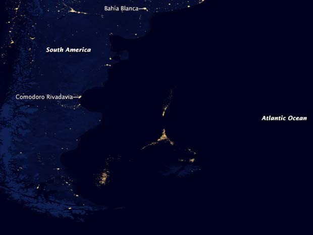 Las fotos satelitales nocturnas de la NASA muestran la actividad humana a lo largo de la costa sudamericana.  (Foto: (Observatorio de la Tierra de la NASA/Centro Nacional de Datos Geofísicos de la NOAA))