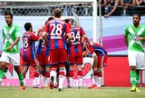 Com selfie em campo, Lewandowski faz duas vezes, e Bayern vence torneio