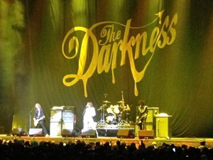 Banda britânica Darkness durante show em San Juan, em Porto Rico (Foto: G1)
