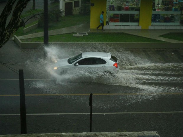 Em Curitiba, chuva alagou várias ruas na tarde de sábado (21)  (Foto: André Vinharski / VC no G1)