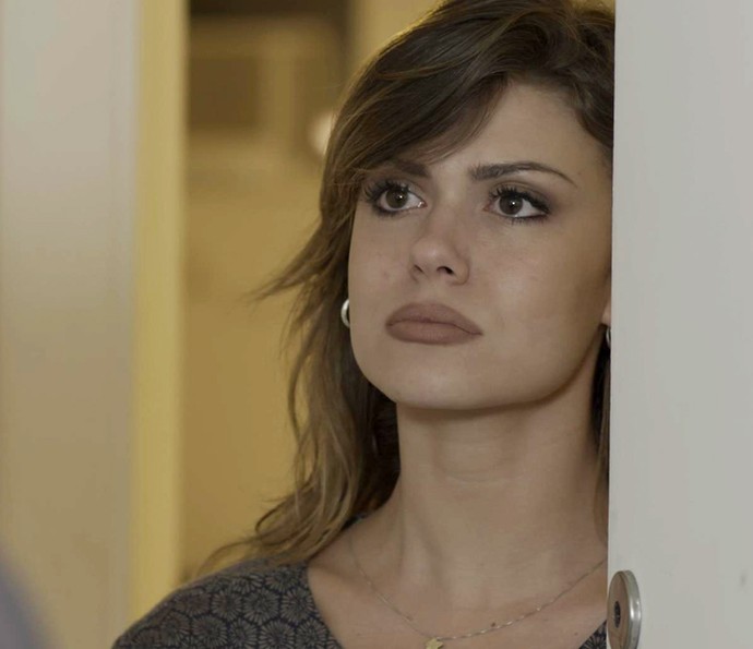 A mulher fica assustada ao ver o piloto em sua porta (Foto: TV Globo)