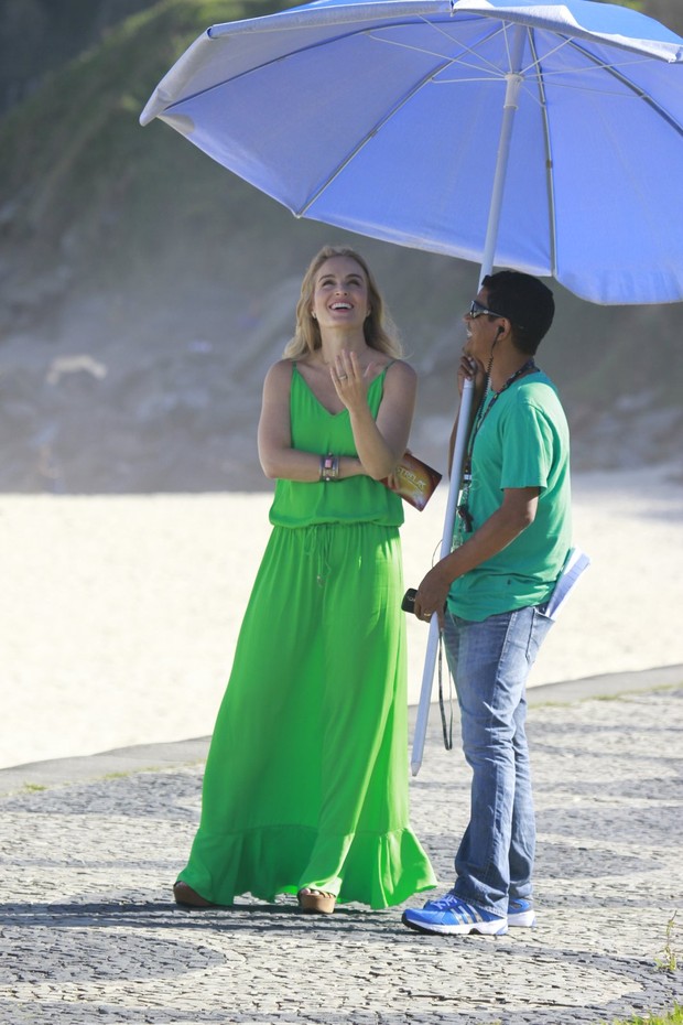 Angélica grava na praia (Foto: Dilson Silva / AgNews)