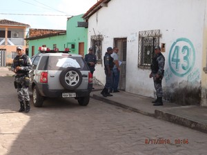 Policiais na porta da casa do ex-secretário de Administração, Plácido Holanda (Foto: Divulgação/Ascom)