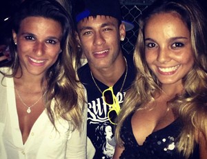 Neymar posa ao lado de Jade Barbosa e Gabriela Soares (Foto: Reprodução / Instagram)