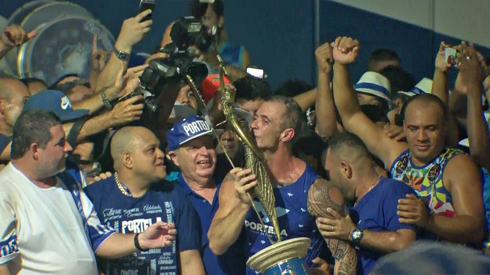 Paulo Barros beija o troféu da Portela (Foto: Reprodução/Globo)