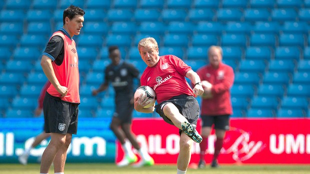 Barry e  Roy Hodgson no treino da Inglaterra (Foto: AP)