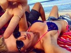 Fiorella Mattheis posa relaxada nas areias do Havaí