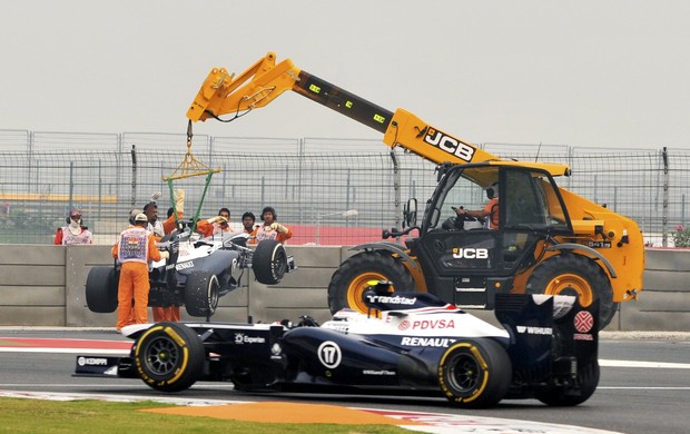A Williams de Pastor Maldonado é retirada do circuito de Buddh, na Índia (Foto: Reuters)
