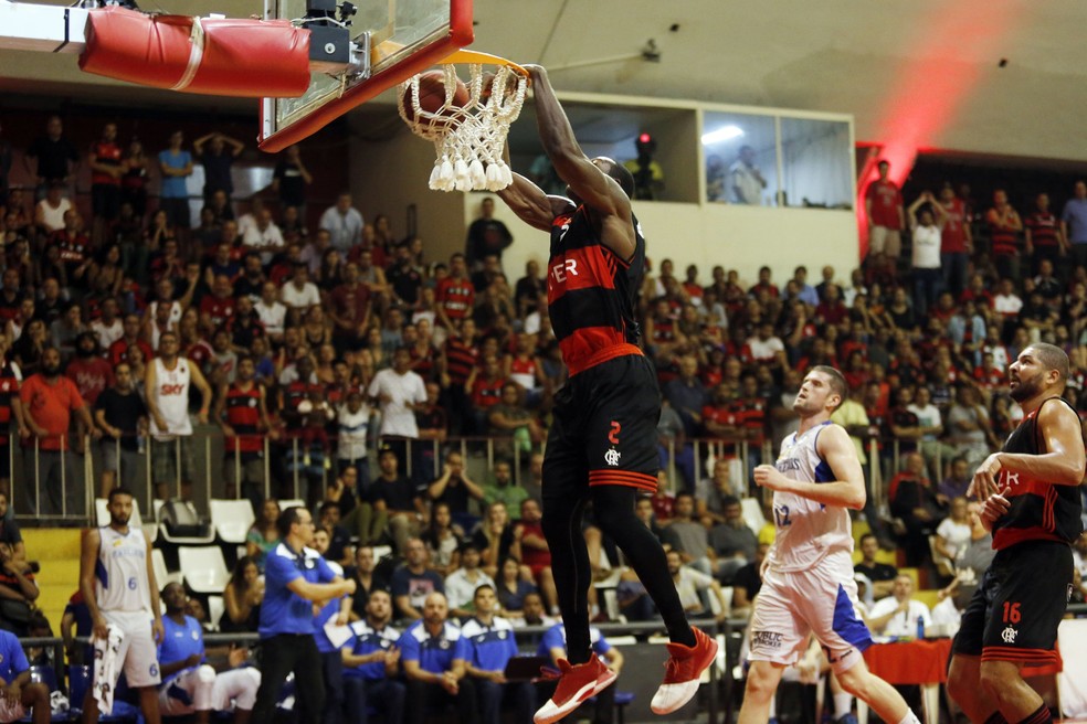 Rollins em cravada para o Flamengo, mas de nada adiantou (Foto: Flamengo)