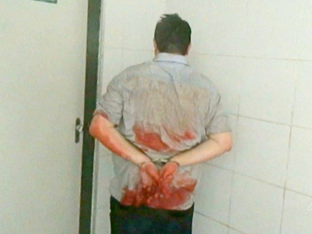 Roupa do vereador estava coberta de sangue quando foi preso em flagrante (Foto: TV Verdes Mares/Reprodução)