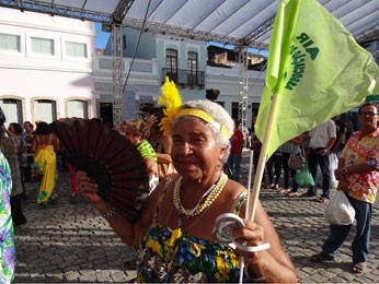 Dona Maria de Lourdes, de 65 anos, dançou o tempo todo durante o concurso. (Foto: Priscila Miranda / G1)