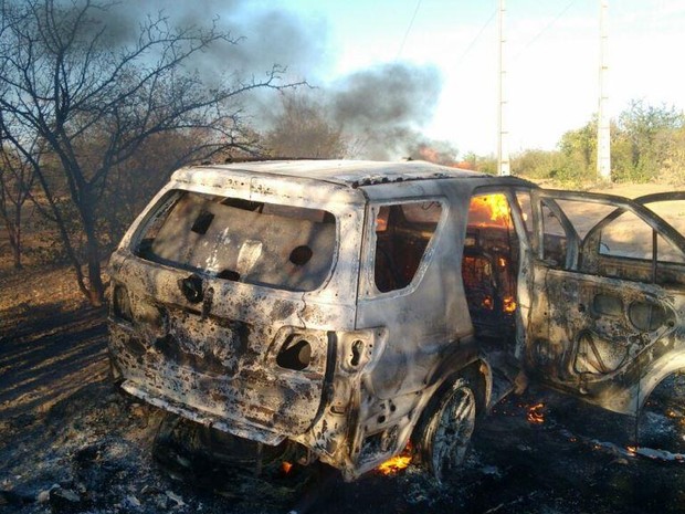 Bandidos colocaram fogo no carro utilizado no assalto ao carro-forte (Foto: Divulgação / Polícia Militar)