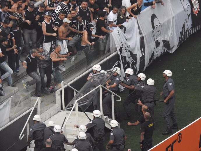 Confusão torcida polícia Corinthians x Palmeiras (Foto: Marcelo Braga)