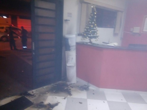 Criminosos jogaram bombas e atiraram contra o prédio do 3º DP de Guaratinguetá (Foto: Arquivo pessoal/ Divulgação)
