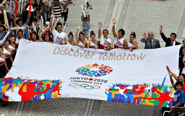 Faixa em Tóquio comemora Olimpíadas de 2020 (Foto: Agência AP)