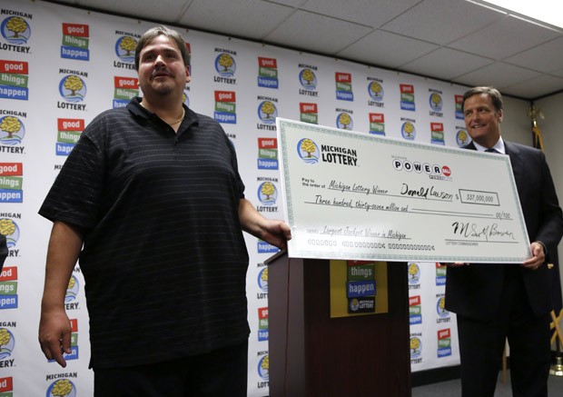 Donald Lawson recebe o cheque simbólico de US$ 337 milhões da loteria (Foto: Al Goldis / AP)