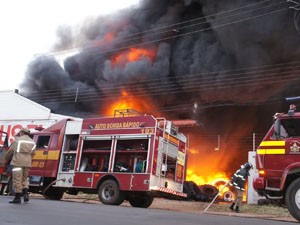 Incêndio aconteceu em uma loja de pneus, em Imperatriz (Foto: Antônio Pinheiro/Divulgação)