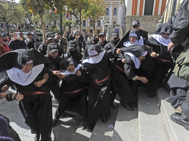 Mulheres que protestavam em La Paz contra a visita do Papa à Bolívia são reprimidas por policiais (Foto: AFP PHOTO/Jorge Bernal)