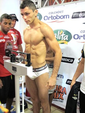 Alexandre Capitão com a cueca do Corinthians na pesagem do Jungle Fight 44 (Foto: Ivan Raupp / Globoesporte.com)