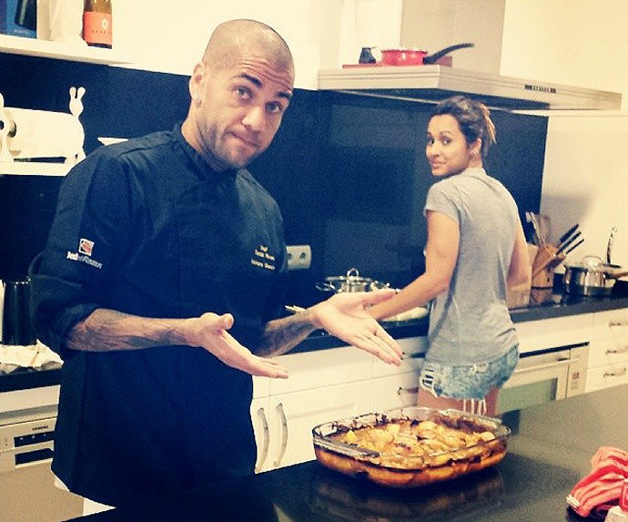 INSTAGRAM - Daniel alves na cozinha ao lado da namorada Thaíssa Carvalho (Foto: Reprodução / Instagram) INSTAGRAM - Daniel alves na cozinha ao lado da namorada Thaíssa Carvalho (Foto: Reprodução / Instagram)