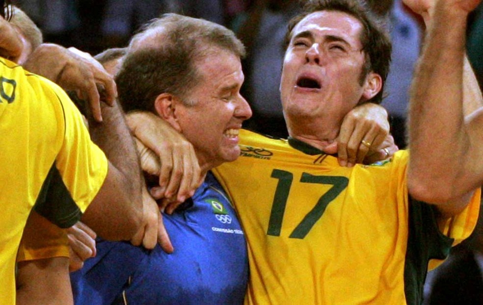 Bernardinho e Ricardinho na conquista do ouro em Atenas: um dos cortes que mais marcaram o técnico (Foto: Reuters)
