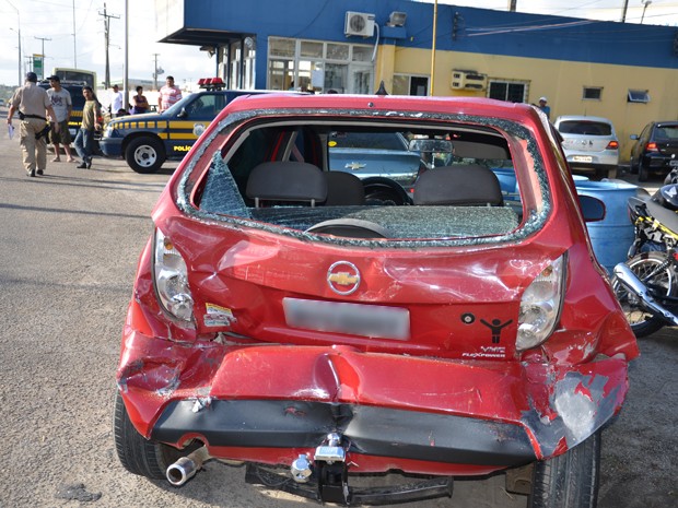 A polícia não informou o que causou o acidente. Ambulâncias do Samu e do Resgate da PRF foram chamados para socorrer os feridos, que tiveram apenas lesões leves (Foto: Walter Paparazzo/G1)