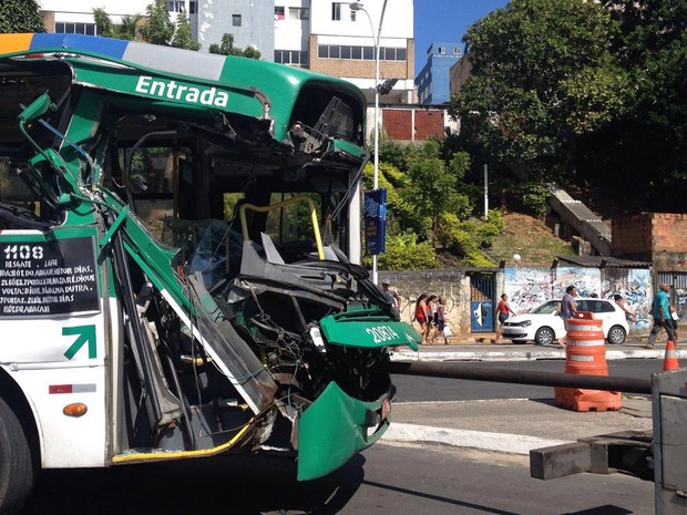 Acidente deixou ao menos oito feridos e destruiu frente de ônibus (Foto: Rafael Teles/G1)