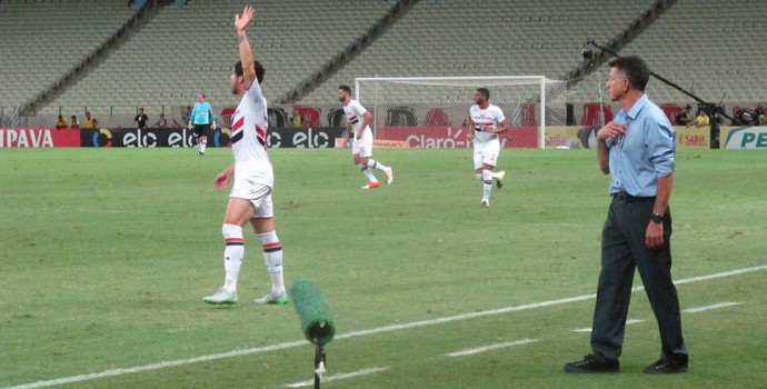 Pato pede bola, e Osorio observa em jogo do São Paulo (Foto: Marcelo Hazan)