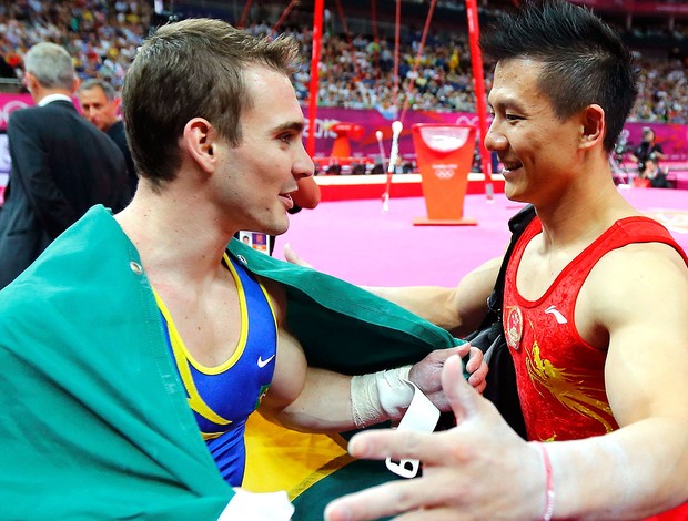 Arthur Zanetti comemora ouro na prova de argola ginástica com Chen Yibing (Foto: Reuters)