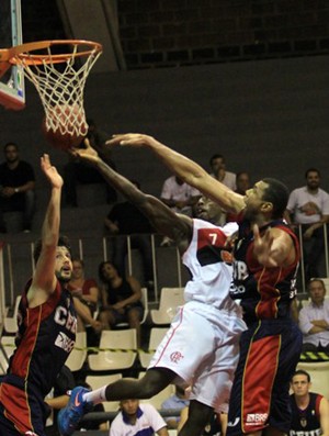 Guilherme do Brasília e Kojo do Flamengo nbb basquete (Foto: Ricardo Cassiano/LNB) Guilherme do Brasília e Kojo do Flamengo nbb basquete (Foto: Ricardo Cassiano/LNB)