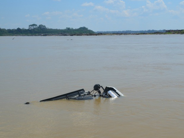 Carro submerso em rio na fronfeira com a Bol&iacute;cia, em RO (Foto: Edivaldo Souza/G1)