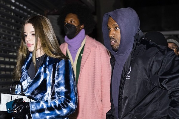 A atriz e modelo Julia Fox e o rapper Kanye West em passeio pelo bairro de Greenwich Village, em Nova York (Foto: Getty Images)