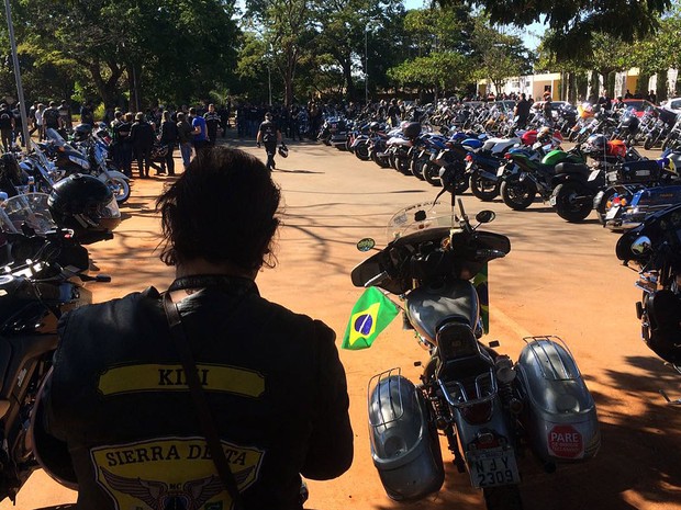 Grupo de motoclistas reunidos no cemitério Campo da Esperança, na Asa Sul, onde corpo de Antonio Mendes será sepultado na tarde desta terça (24) (Foto: Mateus Vidigal/G1) Grupo de motoclistas reunidos no cemitério Campo da Esperança, na Asa Sul, onde corpo de Antonio Mendes será sepultado na tarde desta terça (24) (Foto: Mateus Vidigal/G1)