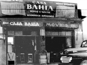 Na década de 1950, Samuel Klein começou a vender roupas de cama, mesa e banho de porta em porta pelas ruas de São Caetano do Sul. Em 1957, ele comprou sua primeira loja na cidade, e a batizou de Casas Bahia em homenagem aos imigrantes nordestinos (Foto: Divulgação/Casas Bahia) Na década de 1950, Samuel Klein começou a vender roupas de cama, mesa e banho de porta em porta pelas ruas de São Caetano do Sul. Em 1957, ele comprou sua primeira loja na cidade, e a batizou de Casas Bahia em homenagem aos imigrantes nordestinos (Foto: Divulgação/Casas Bahia)